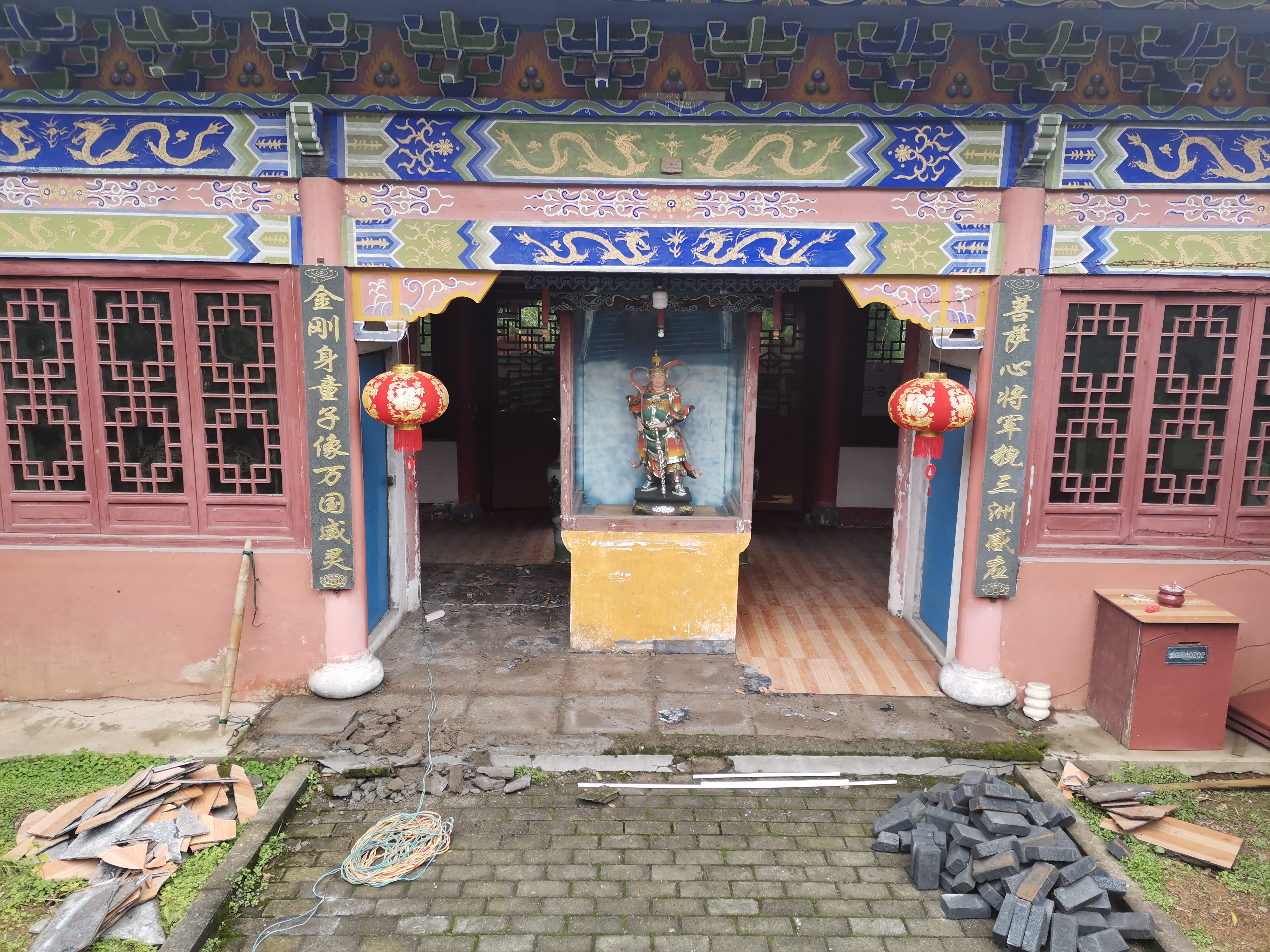 哈希游戏天王殿铺设地砖及牌匾贴金