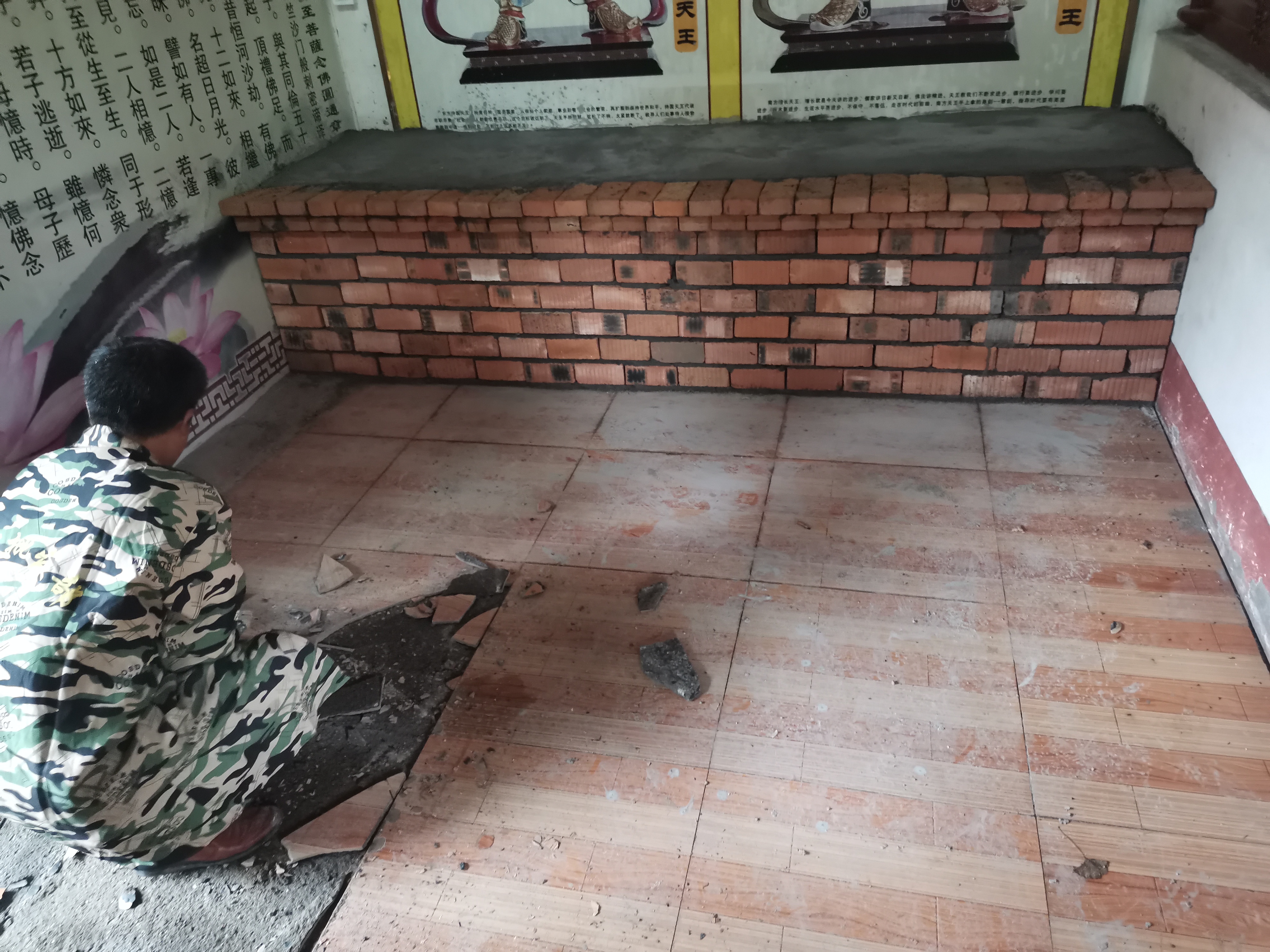 哈希游戏天王殿铺设地砖及牌匾贴金